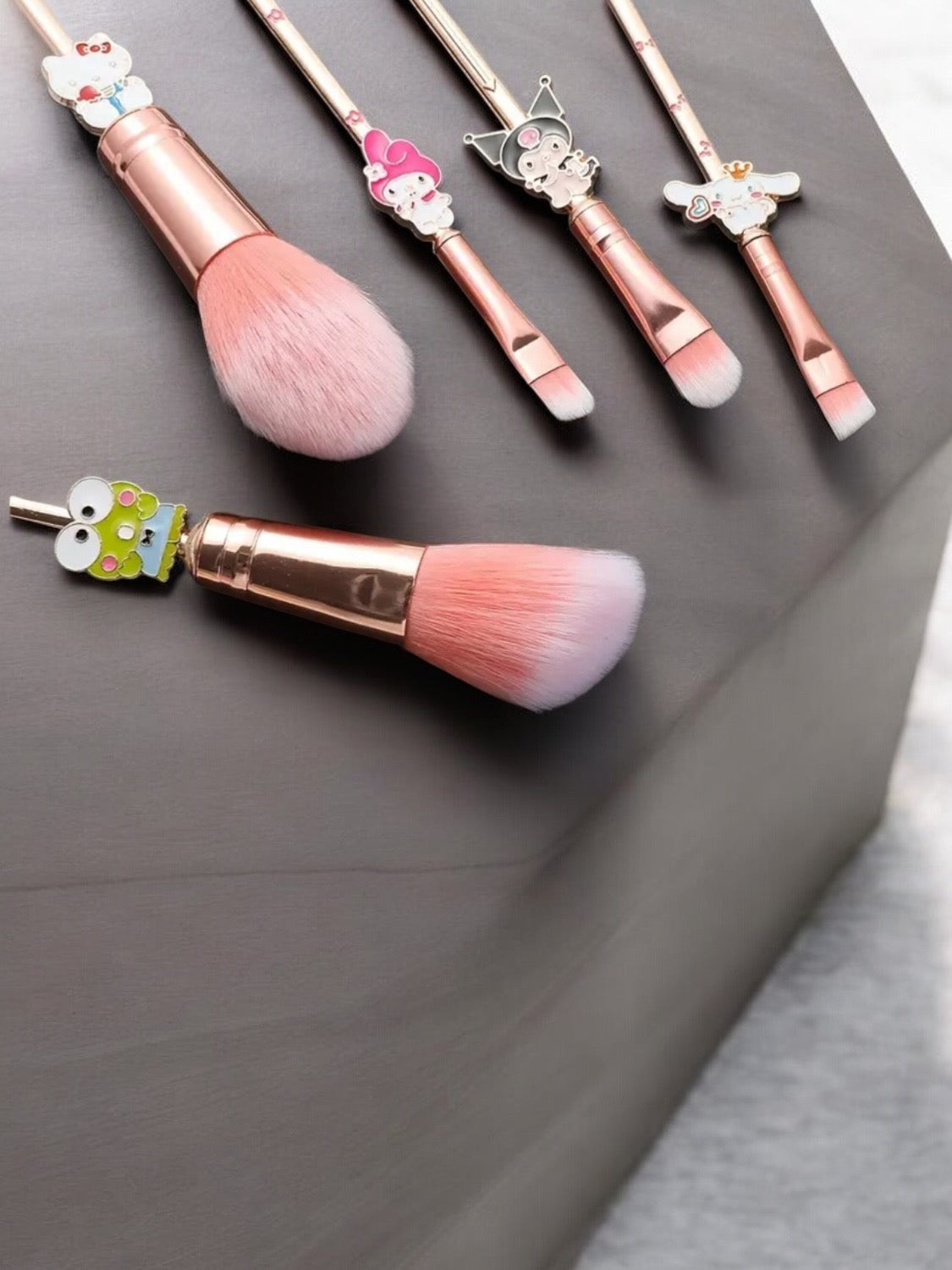 5 Piece Hello Kitty Makeup Brushes & Carrying Pouch - Beautifeye Boutique